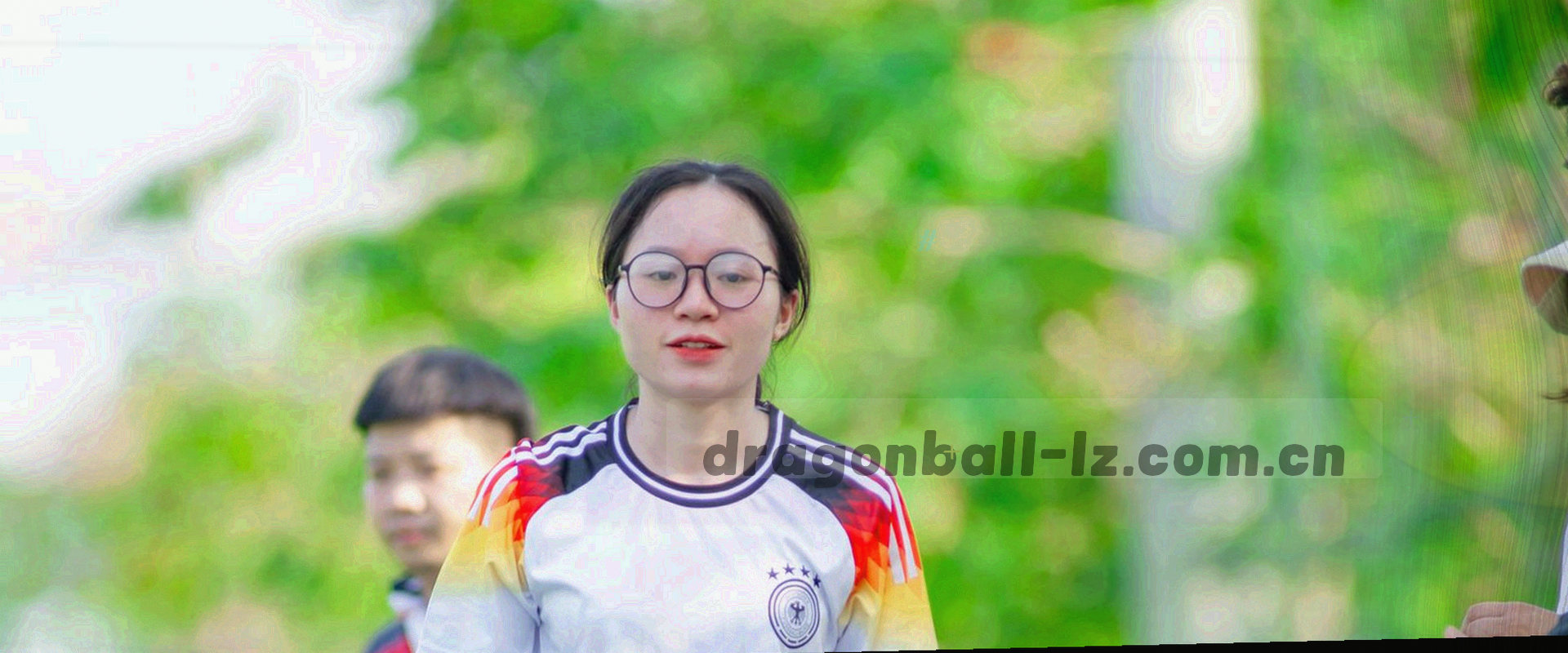 武道场全景剪影，看台与灯带向内收束，远处天空亮起一条能量光带