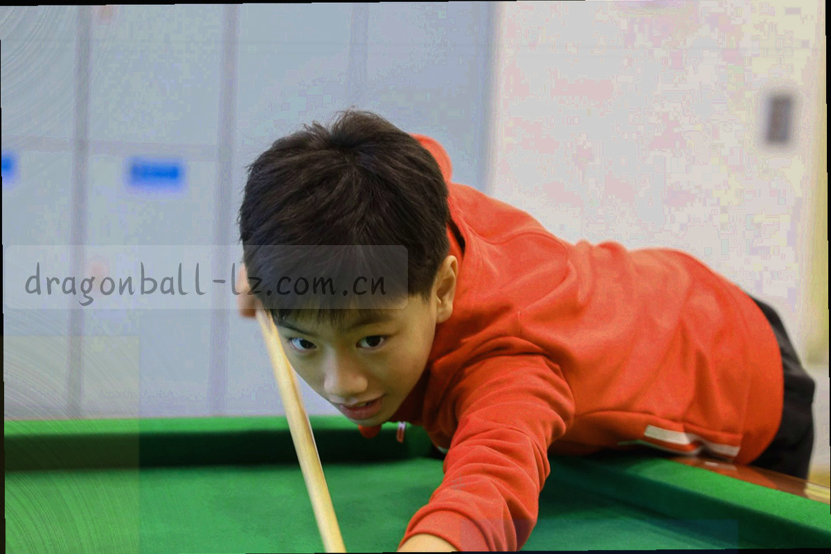 客厅与开放办公区里的大屏背面剪影，屏幕透出橙色光晕，画面中没有可辨认的人物